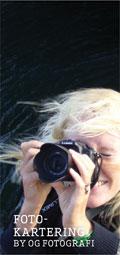 blond pige i sidevind med spejlreflekskamera